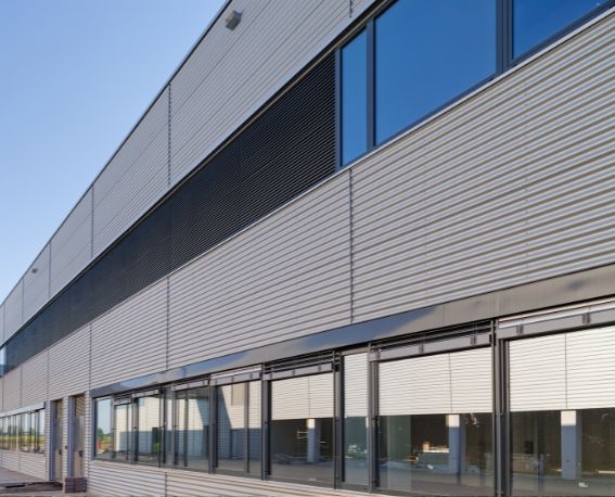 fachada de edificio con ventanas de aluminio
